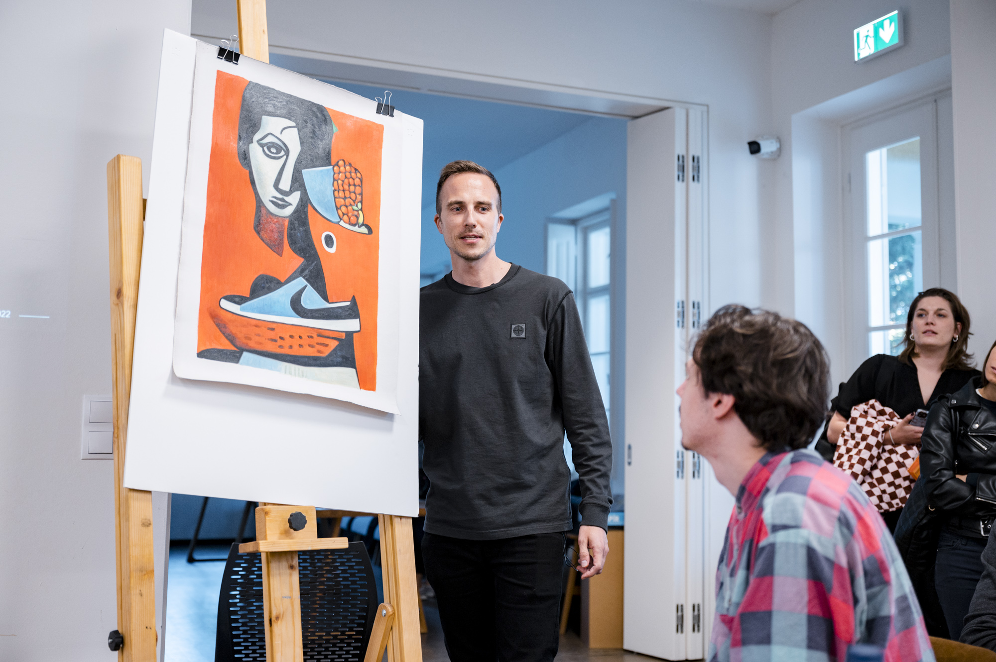 Workshop on Generative AI co-creation at MOME Budapest presenting an oil paiting by Picasso