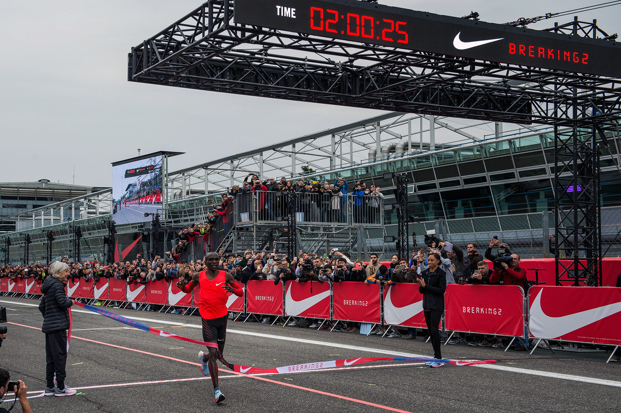 Eliot Kipchoge crossing the finish line in Monza Italy